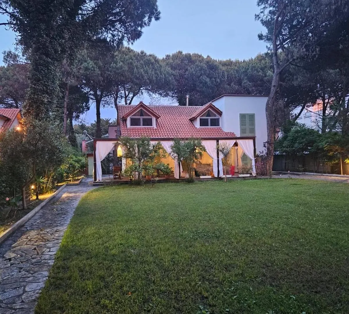 Villa Pinea Mare Golem  0*, Golem (Tirana) Albánie